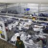Inmigrantes en centros de detención de ICE denuncian hambre, alimentos podridos y peleas para comer