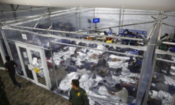 Inmigrantes en centros de detención de ICE denuncian hambre, alimentos podridos y peleas para comer