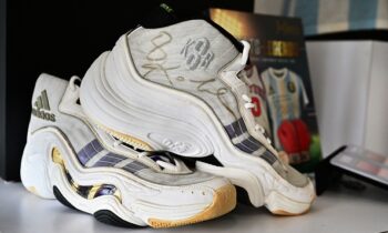 Par de zapatillas usadas por Kobe Bryant se vende por una cifra astronómica