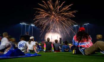 Juego en casa de los Dodgers el 4 de julio: fuegos artificiales, cabezones y un hito histórico