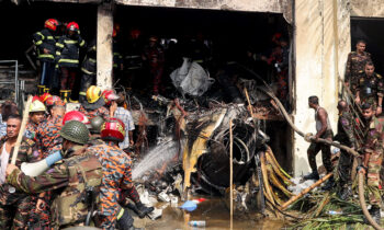 Avión de la Fuerza Aérea de Bangladesh se estrella contra escuela. Hay 16 muertos