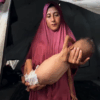 Desgarrador: el calvario de una viuda con su bebé desnutrido en Gaza