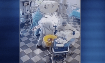 En video: sala de cirugía se sacude mientras médicos operan durante el terremoto en Rusia