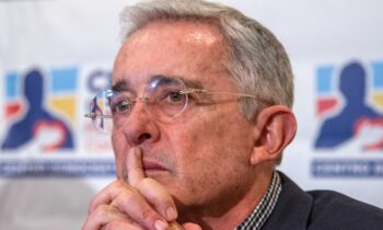 Condenan al expresidente colombiano Álvaro Uribe a 12 años de prisión domiciliaria