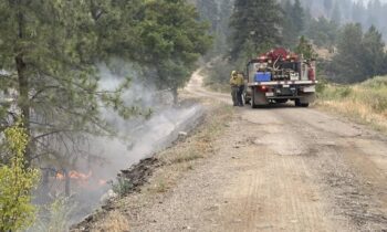 El incendio del lago Spokane alcanza las 2.400 hectáreas, la carretera 291 permanece abierta