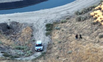 Arrestan a hombre tras desnudarse y saltar al río Yakima para evadir a la policía