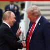 Trump recibe sonriente y con alfombra roja a Putin en Alaska para hablar de su letal invasión de Ucrania