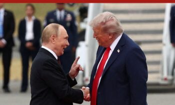 Trump recibe sonriente y con alfombra roja a Putin en Alaska para hablar de su letal invasión de Ucrania