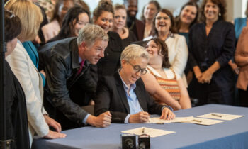 La gobernadora de Oregón, Tina Kotek, firma proyectos de ley de energía para reducir los costos de electricidad