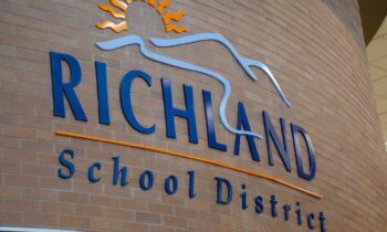 La Junta Escolar de Richland pausa la contratación antes del nuevo año escolar