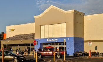 Los Walmart de Washington toman medidas enérgicas contra los animales no de servicio en las tiendas
