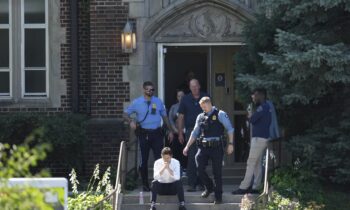 Un tiroteo en una escuela católica de Minneapolis mata a 2 niños y hiere a 17 personas