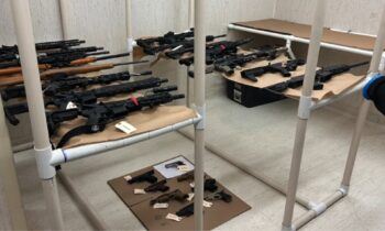 (Video) Decomisan 23 armas de fuego a adolescente de 13 años que presuntamente planeaba ataque, “probablemente en una escuela”