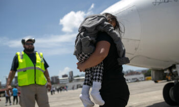 Juez prohíbe nuevamente deportar de inmediato a niños guatemaltecos que llegaron solos a EEUU