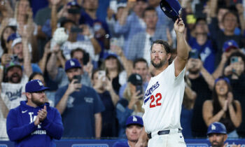 Clayton Kershaw termina su carrera en medio de los aplausos de sus fanáticos en el Dodger Stadium