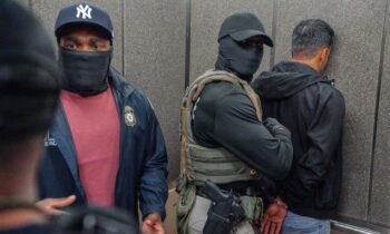 California prohibe a agentes del orden, incluyendo inmigración, usar mascarilla durante operativos