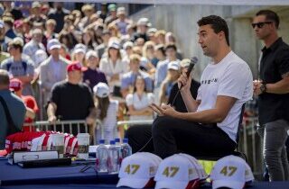 (Video) El activista conservador Charlie Kirk murió tras recibir un disparo en un evento universitario de Utah