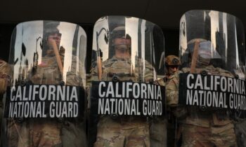 El uso de la Guardia Nacional por parte de Trump durante las protestas migratorias en Los Ángeles es ilegal, dice un juez