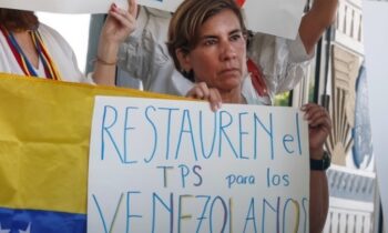 Juez Federal bloquea orden del Gobierno y restituye TPS para venezolanos y haitianos hasta octubre del 2026