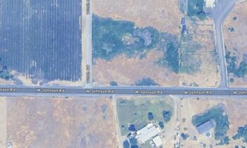 Un choque entre dos vehículos bloqueó West Johnson Road en Prosser