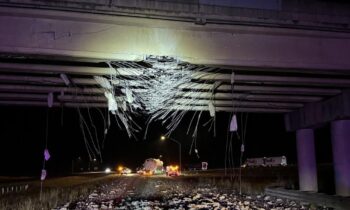 La I-90 en dirección oeste está cerrada cerca de Cle Elum tras un accidente con una carga de gran tamaño