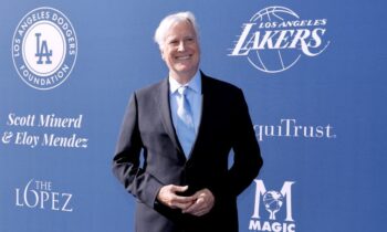 La NBA aprueba la venta de las acciones mayoritarias de los Lakers de la familia Buss a Mark Walter