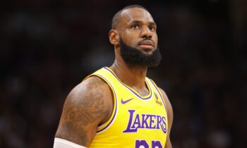 Se espera que LeBron James pierda el inicio de la temporada regular por ciática, según informes