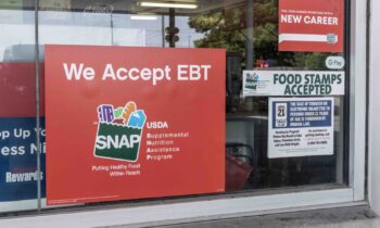 SNAP and EBT Accepted here sign SNAP and Food Stamps provide benefits to help the budgets of disadvantaged families | Yakima y Tri Cities | Noticias Locales Telemundo