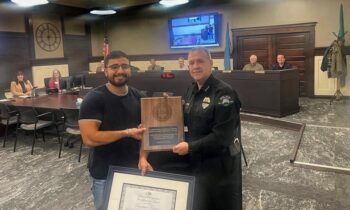 Un hombre de Walla Walla fue reconocido por su valentía al frustrar un intento de robo de auto