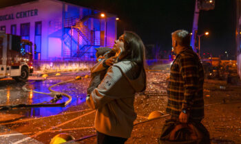 Rusia lanza ola de ataques a la capital de Ucrania pese a esfuerzos de paz de EEUU