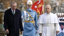 El Papa León XIV (R) y el presidente turco Recep Tayyip Erdogan (L) revisan una guardia de honor durante una ceremonia de bienvenida en Ankara, Turquía, el 27 de noviembre de 2025. El Papa León XIV visita Turquía y Líbano entre el 27 de noviembre y el 2 de diciembre en su primer viaje fuera de Italia como pontífice. (Papa, Italia, Líbano, Turquía) EFE/EPA/ALESSANDRO DI MEO
