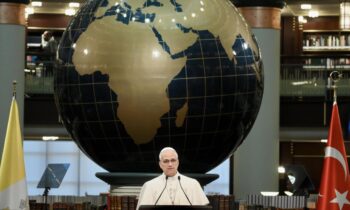 “Está en juego el futuro de la humanidad”: León XIV abre su primer viaje apostólico