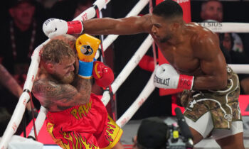 Anthony Joshua sale victorioso tras noquear varias veces a Jake Paul