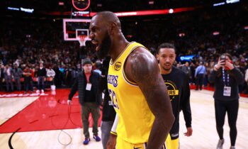 La racha de 1,297 juegos con más de diez puntos de LeBron James termina