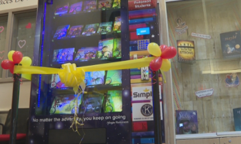 La Escuela Primaria Mark Twain presenta una máquina expendedora de libros para fomentar la alfabetización