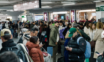 Trenes de alta velocidad chocan tras descarrilamiento en España; hay al menos 10 muertos