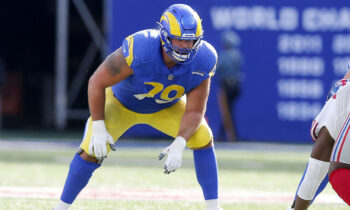 Un veterano de la línea ofensivo llega para entrenar con los Rams