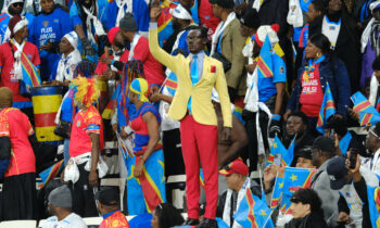 Como una estatua: fanático del fútbol mira partidos sin moverse