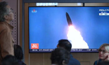 Corea del Norte lanza un misil balístico hacia el mar, dice Corea del Sur