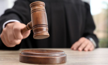 Juez ordena al jefe de ICE comparecer ante el tribunal o arriesgarse a ser desacatado por denegación del debido proceso