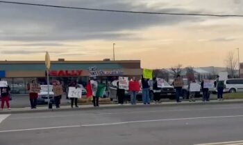 Protesta en Sunnyside exige que ICE abandone las comunidades