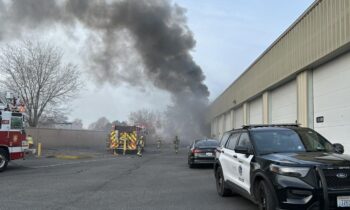 Bomberos de Kennewick reportan incendio en estructura comercial
