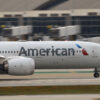 Hallan agujero de bala en un avión de American Airlines mientras estaba en Colombia