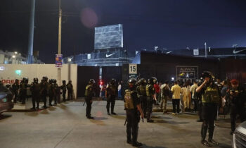 Reportan unos 60 heridos tras el desplome de una pared en un estadio en Perú